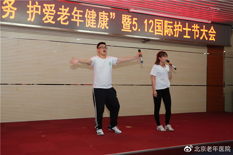 团委青年代表刘瑶、谷嵩 小合唱《追梦人》